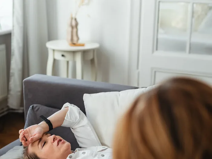 Persona recostada en un sillón durante una sesión de escucha terapéutica
